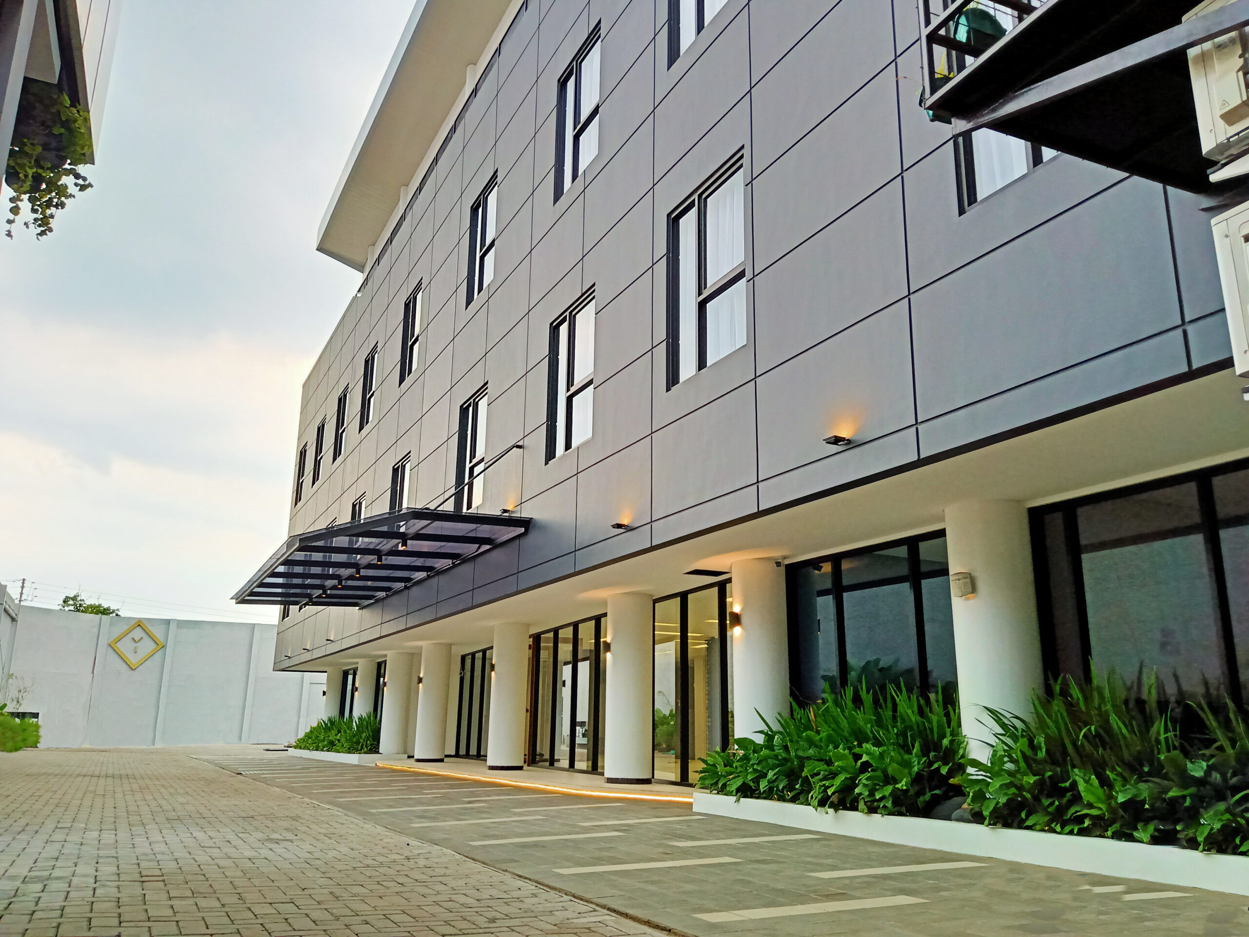 Hotel YouStay Semarang dengan lokasi yang strategis dan bernuansa modern